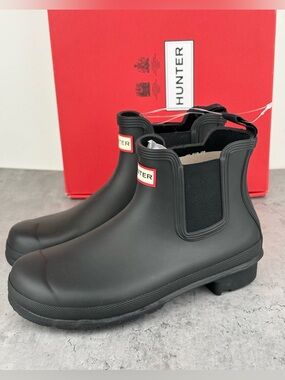 hunter women's original chelsea boots Size 8 New In Box Black